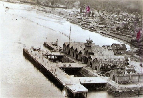 natives-and-japanese-on-the-wharves.jpg